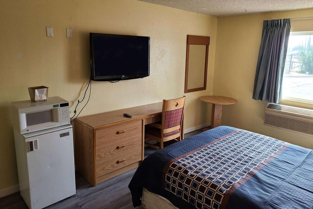 Travelodge By Wyndham Stockton Buitenkant foto
