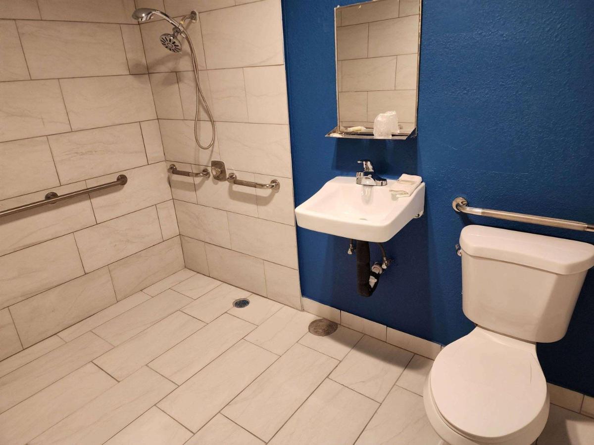 Travelodge By Wyndham Stockton Buitenkant foto