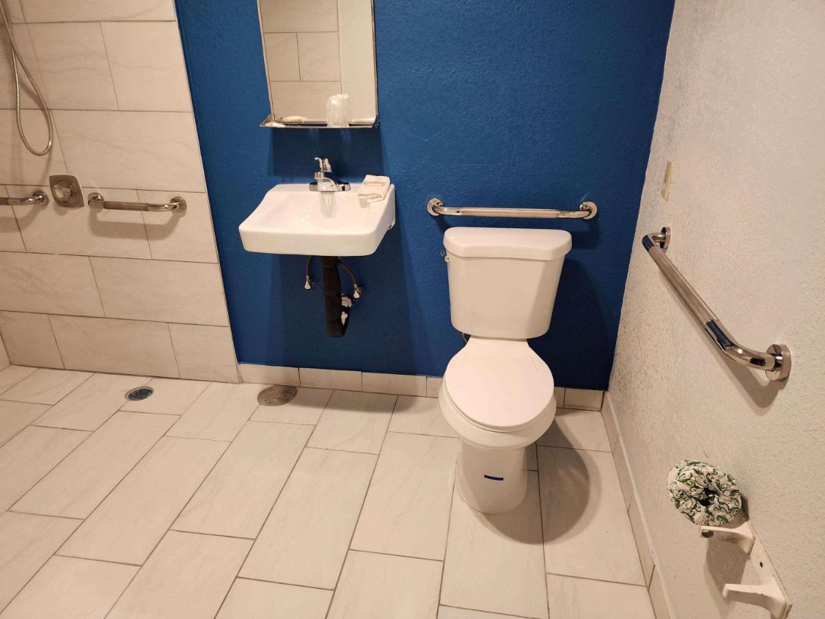 Travelodge By Wyndham Stockton Buitenkant foto
